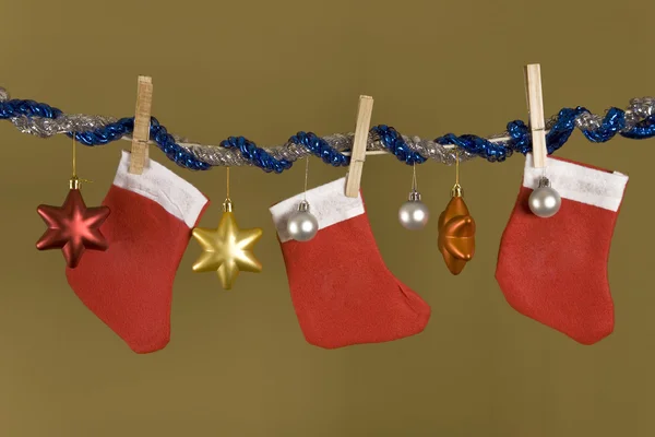 Rode opknoping sokken, symbool van Kerstmis — Stockfoto