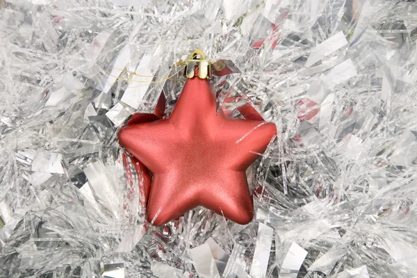 Κόκκινο αστέρι, Χριστούγεννα διακόσμηση σε ασημένια στολίδια — Φωτογραφία Αρχείου