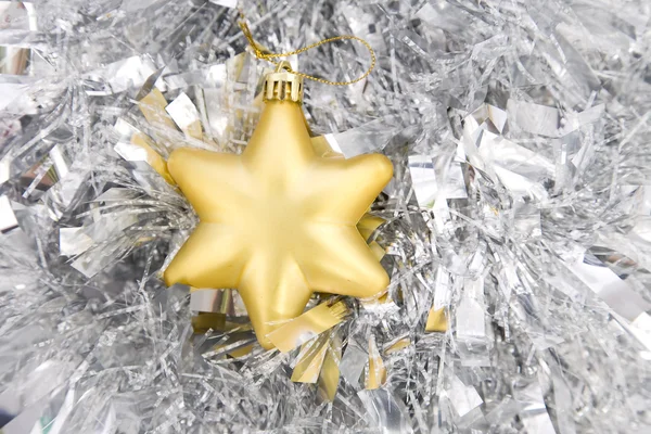 Złote gwiazdy, świąteczne dekoracje na srebrny błyskotka — Zdjęcie stockowe
