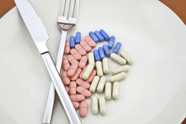 Pílulas Vitamina Cápsulas Placa Com Faca Garfo Uma Refeição Pílulas — Fotografia de Stock