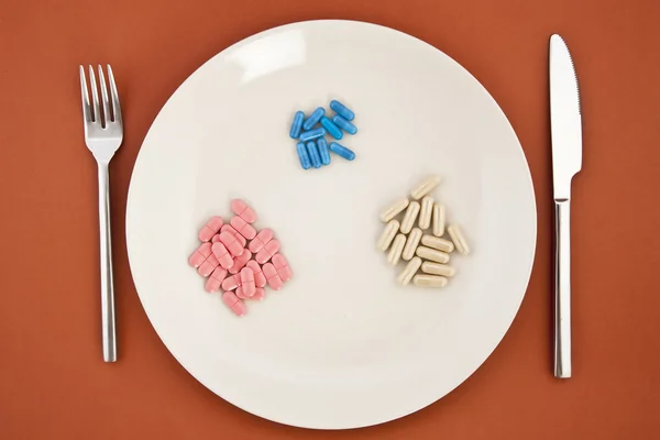 Måltid Med Forskjellige Tabletter Sammen Med Sølvtøy – stockfoto