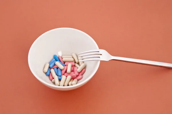 Eine Mahlzeit Aus Verschiedenen Tabletten Mit Silbergabel — Stockfoto
