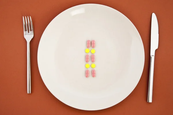 Eine Mahlzeit Aus Verschiedenen Tabletten Mit Besteck — Stockfoto