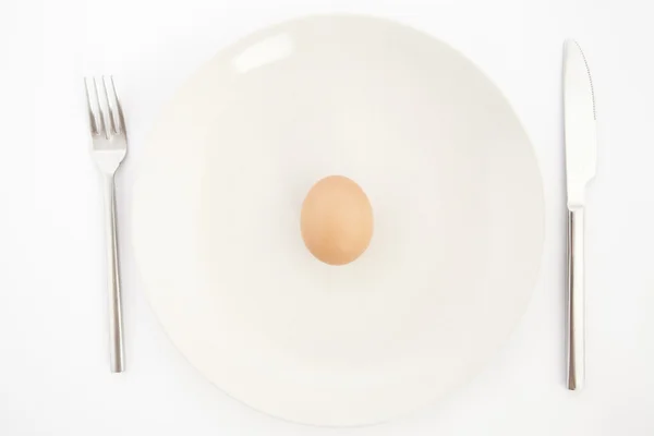 Верхний Вид Одного Яйца Белой Тарелке — стоковое фото
