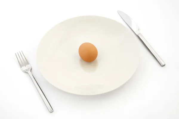 Κάτοψη Ενός Αυγού Στο Άσπρο Πιάτο — Φωτογραφία Αρχείου