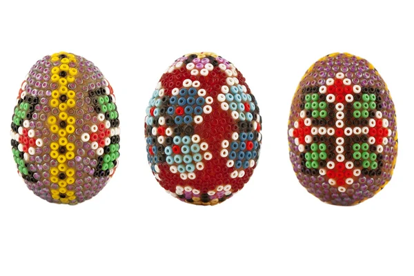 Paskalya yumurtaları boncuklar ile dekore edilmiştir. — Stok fotoğraf
