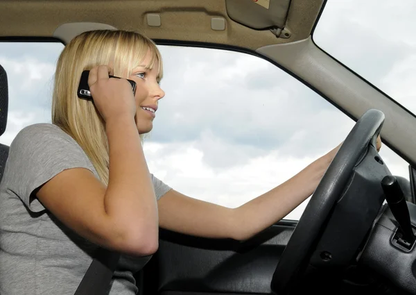 Mujer con teléfono móvil en el coche — Foto de Stock