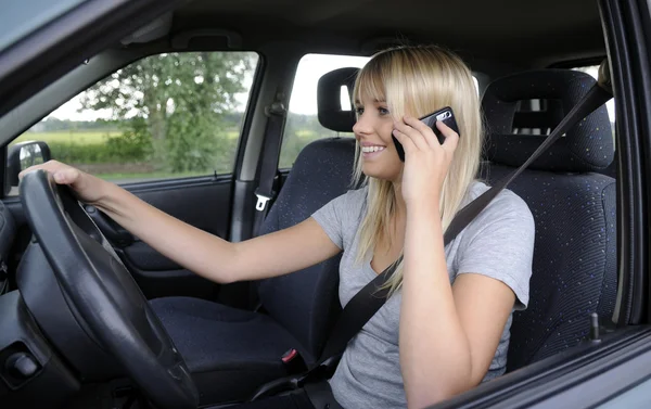Mujer con teléfono móvil en el coche — Foto de Stock