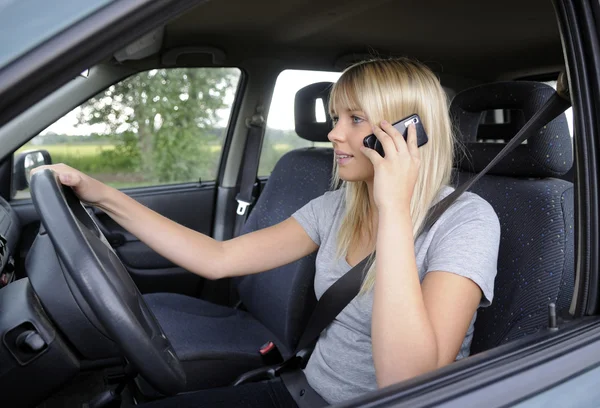 Kvinna med mobiltelefon i bilen — Stockfoto