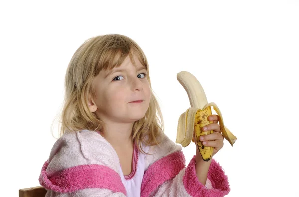 Chica comiendo un plátano —  Fotos de Stock