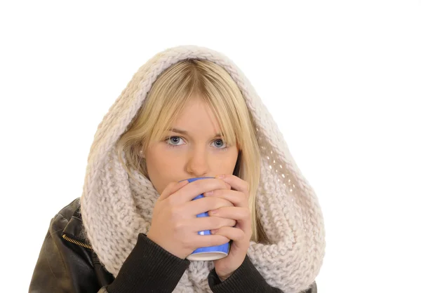 Fiatal nő iszik fagyasztás — Stock Fotó