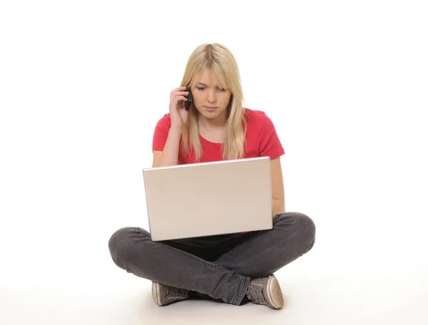 Kadın ile laptop ve kullanışlı — Stok fotoğraf