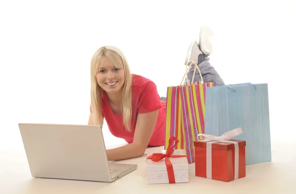 Mujer joven mientras que las compras en línea —  Fotos de Stock