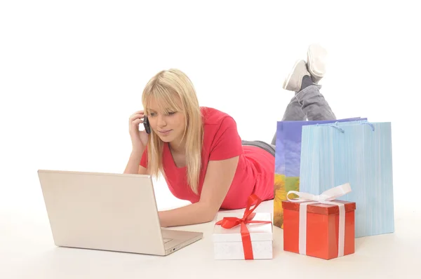 Ung kvinna medan online-shopping — Stockfoto