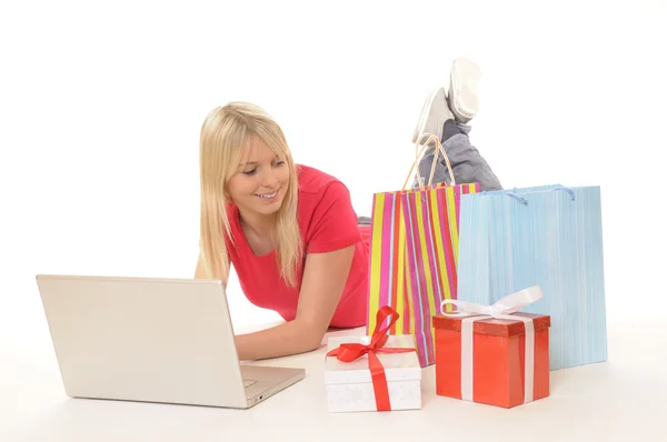 Mujer joven mientras que las compras en línea — Foto de Stock