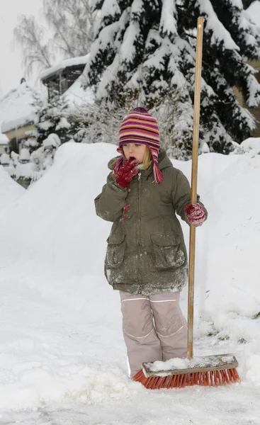 Το κοριτσάκι ρίχνει χιόνι. — Φωτογραφία Αρχείου