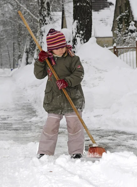 Μικρό Κορίτσι Φυσά Χιόνι Μια Σκούπα — Φωτογραφία Αρχείου