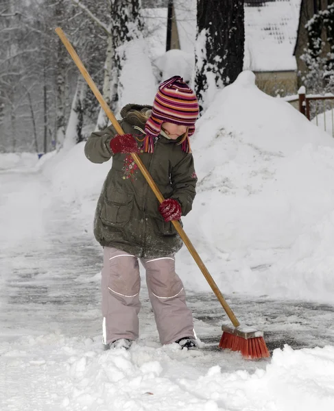 Μικρό Κορίτσι Φυσά Χιόνι Μια Σκούπα — Φωτογραφία Αρχείου