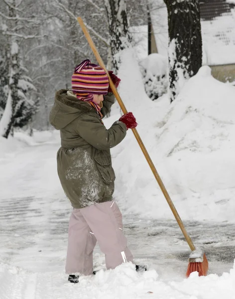 小さな女の子が雪を吹く — ストック写真