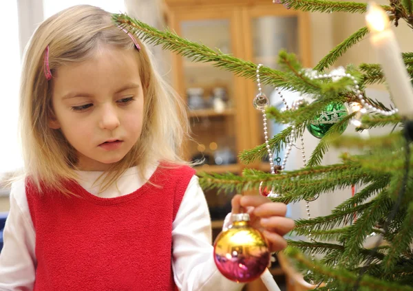 Noel ağacı süsleyen kız — Stok fotoğraf