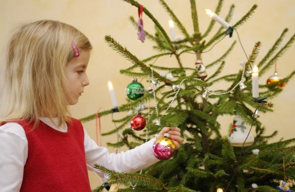 Chica decorando árbol de Navidad —  Fotos de Stock