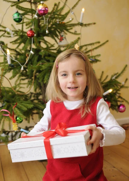 Menina com presente de Natal — Fotografia de Stock