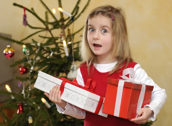 Ξανθό Κοριτσάκι Χριστουγεννιάτικο Δώρο — Φωτογραφία Αρχείου
