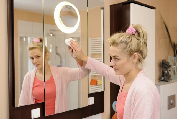 Huisvrouw Reinigt Een Spiegel Badkamer — Stockfoto