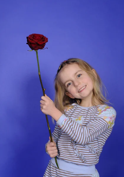 红玫瑰的小女孩 — 图库照片
