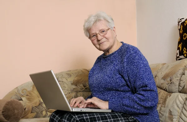 Oudere Vrouw Met Witte Haren Die Laptop Werkt — Stockfoto