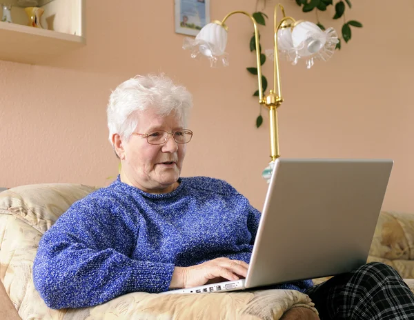 Oudere Vrouw Met Witte Haren Die Laptop Werkt — Stockfoto