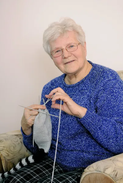 Mujer anciana tejiendo —  Fotos de Stock