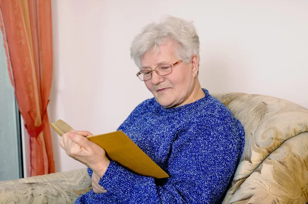 Starsza Kobieta Białe Włosy Czyta Książkę — Zdjęcie stockowe