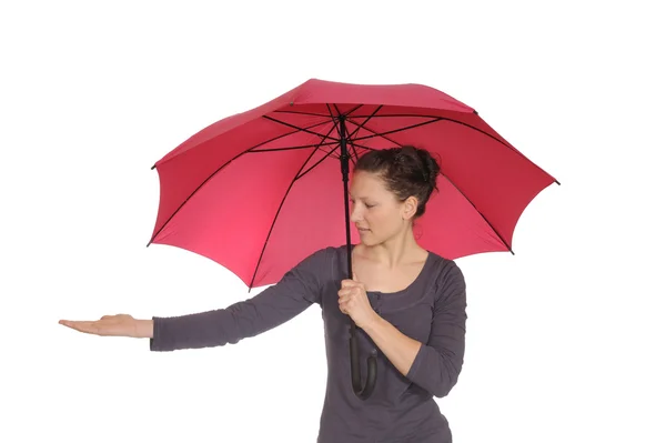 Mladá žena s červeným deštníkem — Stock fotografie