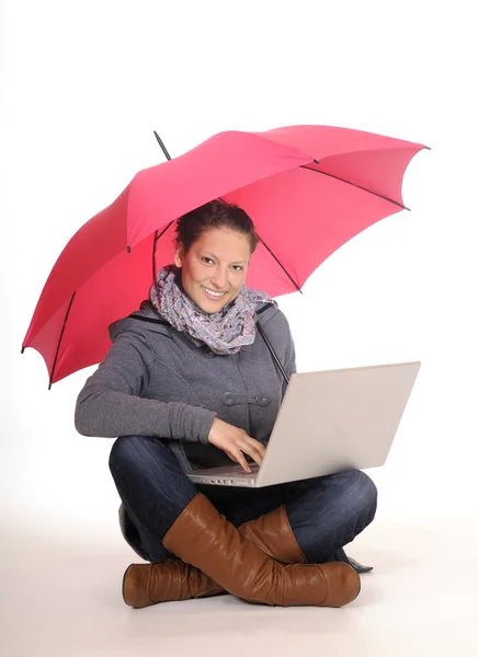 Жінка з ноутбуком і парасолькою — стокове фото