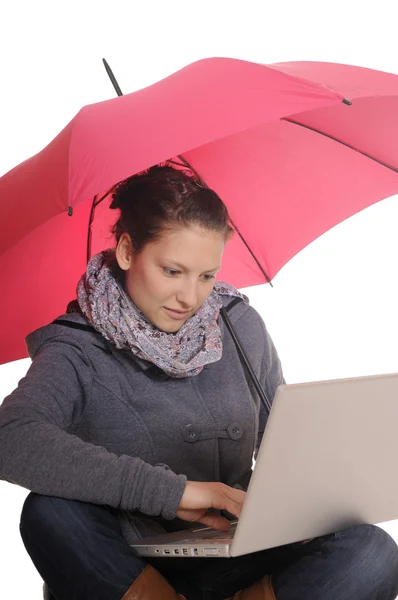Mulher com laptop e guarda-chuva — Fotografia de Stock