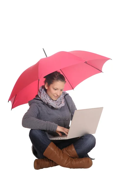Женщина с ноутбуком и зонтиком — стоковое фото