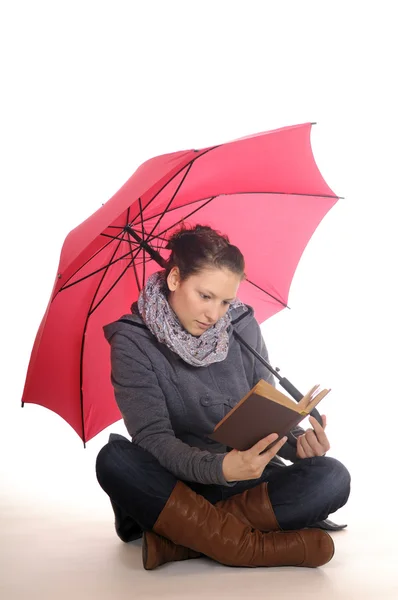 Молодая женщина с книгой и зонтиком — стоковое фото