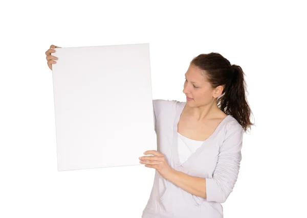 Jeune femme avec panneau d'affichage blanc — Photo