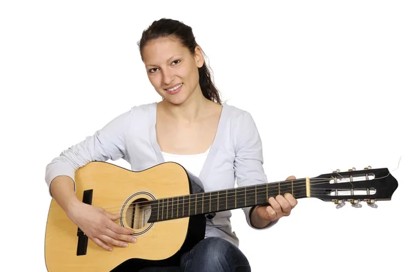 若い女性はギターを果たしています。 — ストック写真