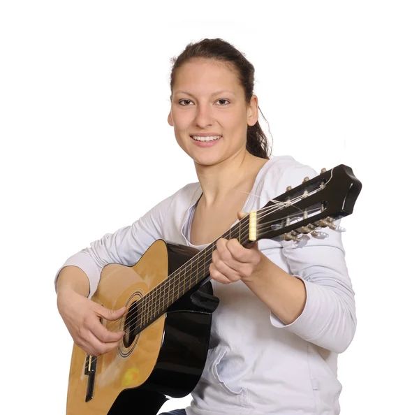 Mujer joven toca la guitarra — Foto de Stock