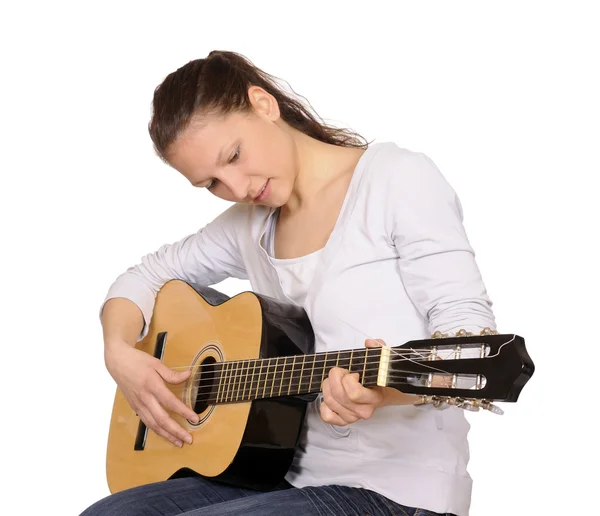 若い女性はギターを果たしています。 — ストック写真