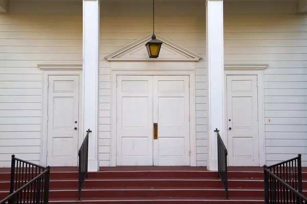 教会のステップのドア — ストック写真