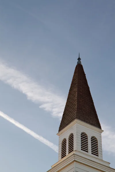 Kerk steeple hemel — Stockfoto