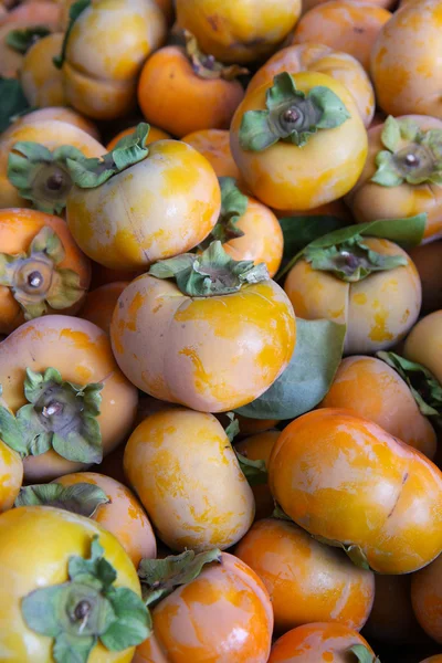オレンジ色の柿の山 — ストック写真
