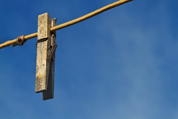 Staré clothespin na lince — Stock fotografie