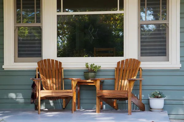 Zwei adirondack Stühle Veranda — Stockfoto