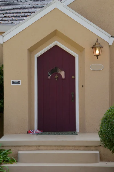 Nagyszerűen mutat burgandy ajtó — Stock Fotó