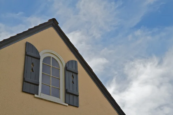 Obturador ventana cielo azul — Foto de Stock