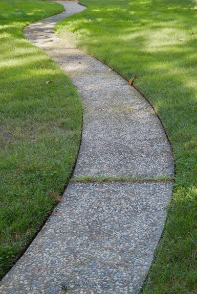Ścieżki zakrzywionej trawa trawnik — Zdjęcie stockowe